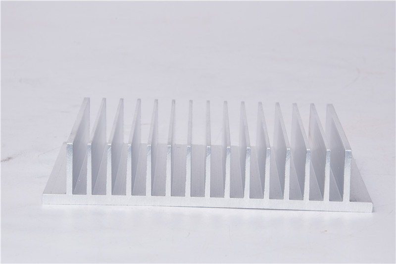 電子散熱器不能使用什么進(jìn)行清洗？